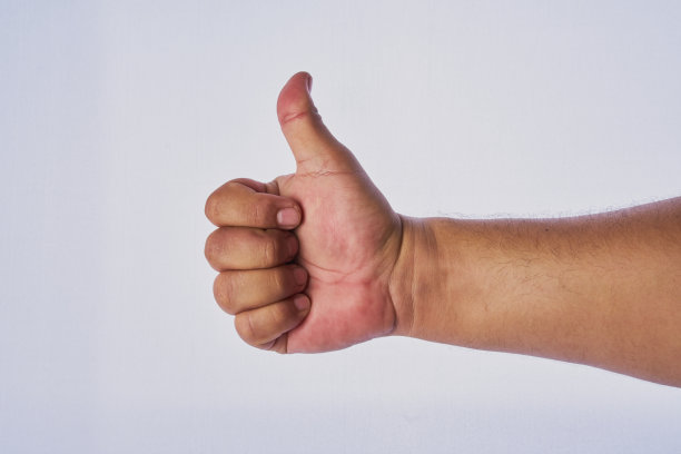 一个拉丁男子在白色背景上做手势图片下载