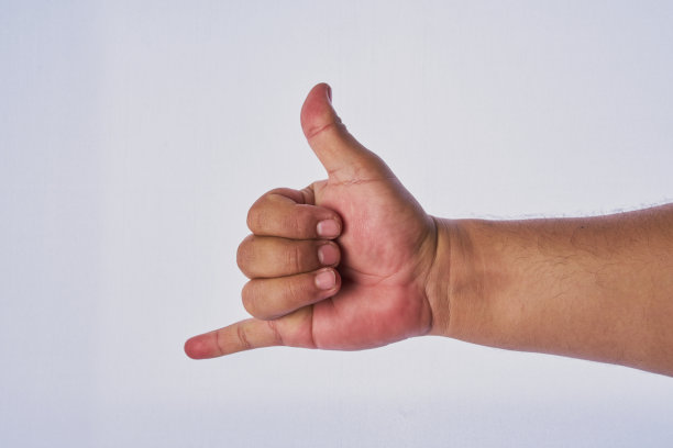 一个拉丁男子在白色背景上做手势图片下载