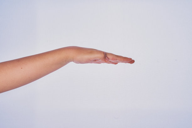 一个拉丁男子在白色背景上做手势图片下载