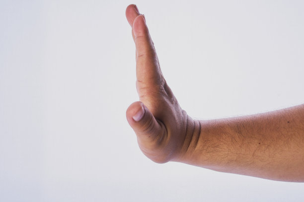 一个拉丁男子在白色背景上做手势图片下载