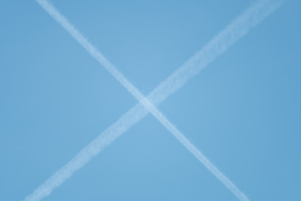 在蓝天中穿过飞机的痕迹图片下载