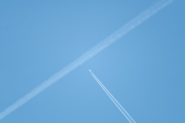 在蓝天中穿过飞机的痕迹图片下载