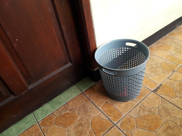 垃圾桶放在地板上的照片图片下载