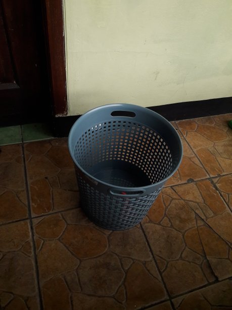 垃圾桶放在地板上的照片图片下载