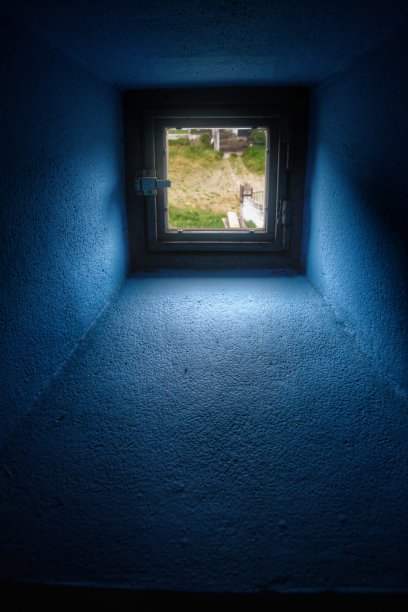 旧建筑的蓝色窗户图片下载