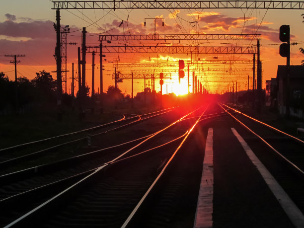 城外的日落铁路图片下载