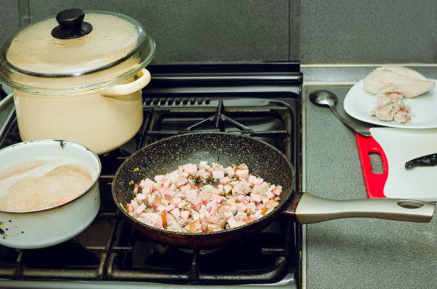 在家做饭。炉子上的砂锅和煎锅，俄罗斯菜。图片下载