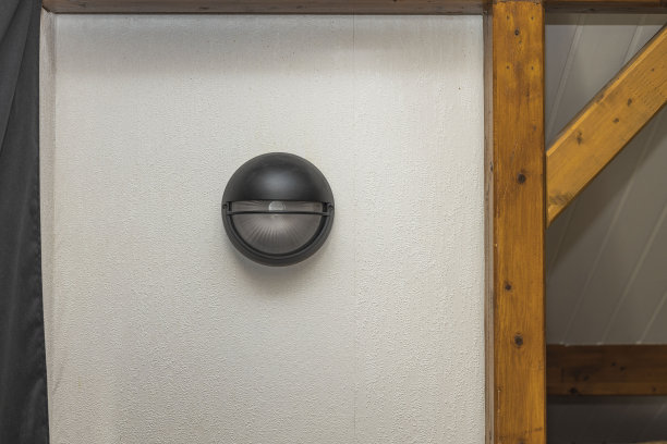 近距离观看黑色的墙灯在白色的墙背景。瑞典。图片下载