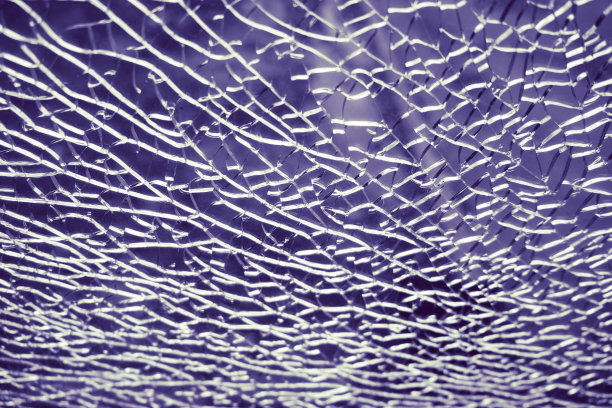 紫色背景的破碎玻璃上的裂缝，纹理图片下载