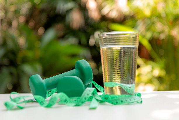 选择重点。饮食健康计划和锻炼新生活。运动器材到健身房锻炼。图片下载