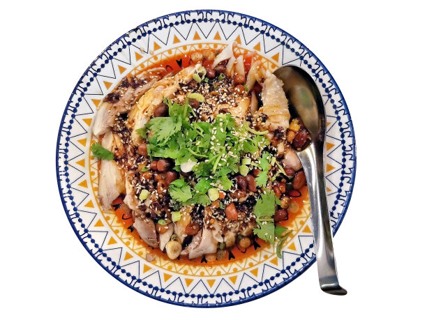 中国传统菜肴口水鸡是一种浇有辣酱的蒸鸡图片下载