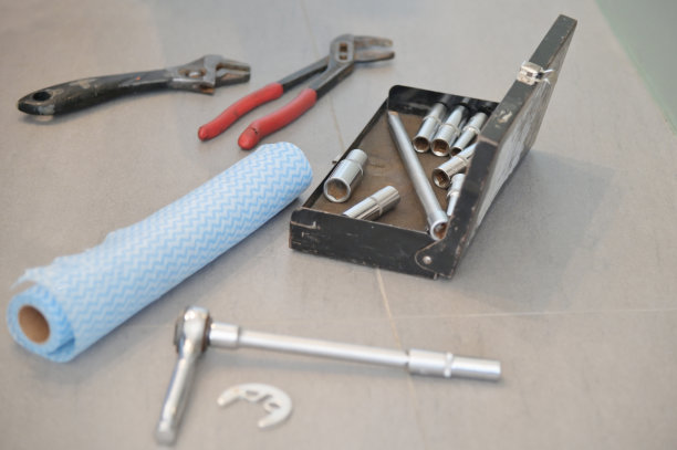 水管工人用来修理漏水的工具图片下载