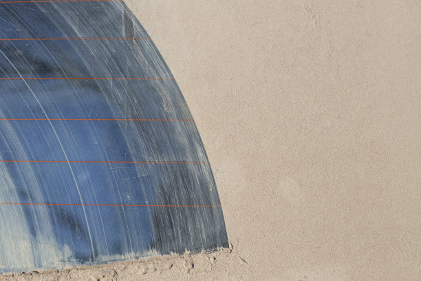 汽车的后挡风玻璃清洁剂，不能很好地清洁灰尘，导致在乡村道路上危险驾驶，前面和背景模糊，有散景效果图片下载