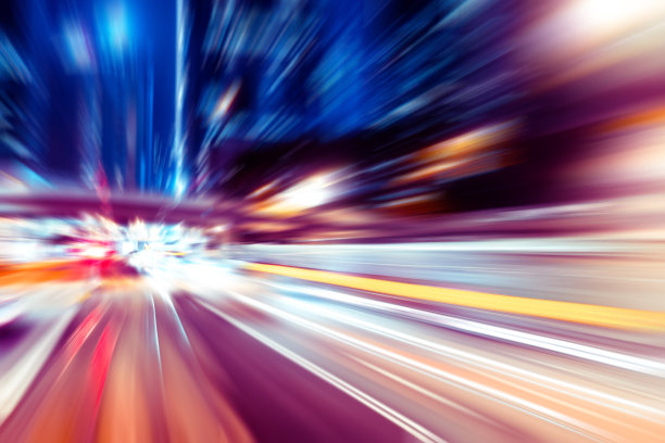 城市夜间交通灯轨迹的抽象图像图片下载