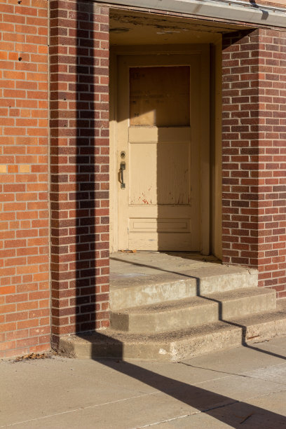 一个古色古香的城市建筑上的凹陷和倾斜的古色古香的门图片下载