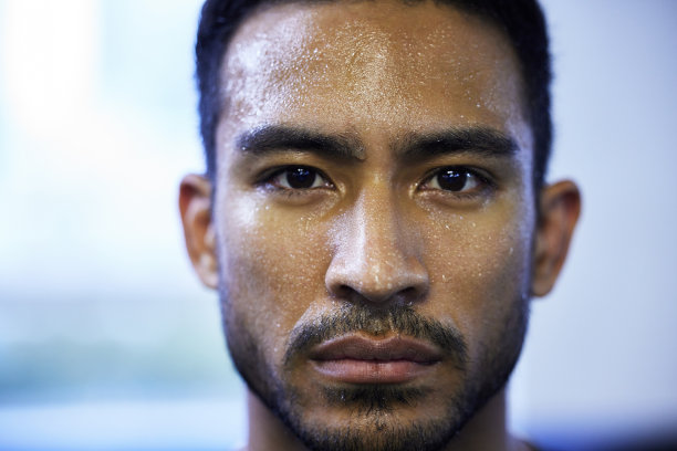 这是一个年轻人在健身房进行常规锻炼前的照片图片下载