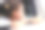 这是一名年轻女子在公路旅行中向车窗外看的照片图片下载