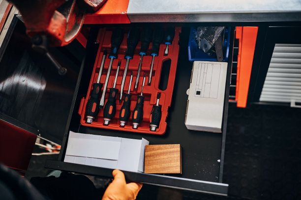 车间有带手工工具的抽屉图片下载