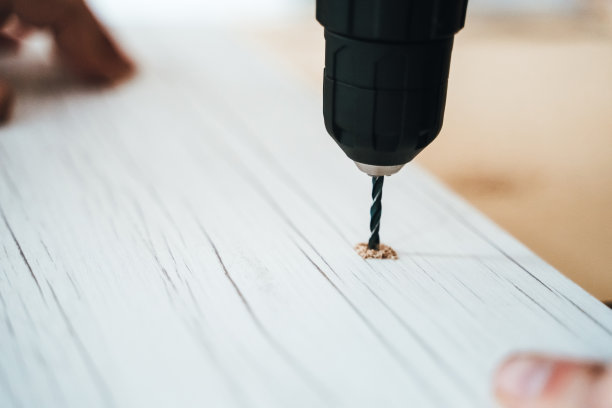 一个用电动螺丝刀工作的手工工人图片下载