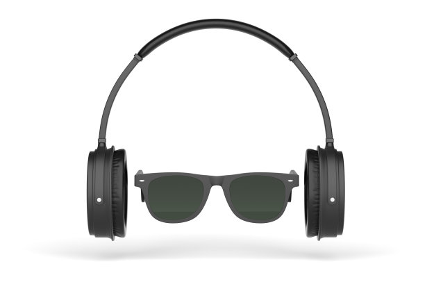 黑色太阳镜和耳机。听音乐的概念图片下载
