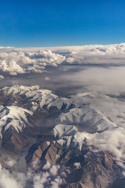 中国新疆乌鲁木齐山脉和雪山的航拍照片图片下载