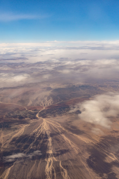 中国新疆乌鲁木齐山脉和雪山的航拍照片图片下载