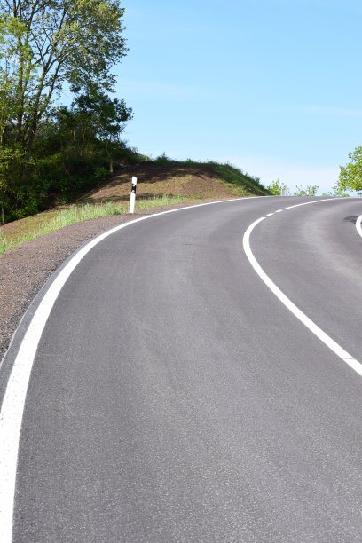 陡峭的上坡弯道，崭新的道路图片下载