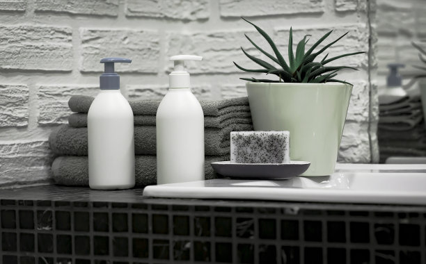 浴室桌子上放毛巾和洗手液。图片下载