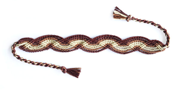 DIY编织的棕色友谊手链与不寻常的编织。夏季配件图片下载