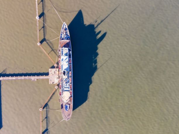 鸟瞰图的一个小码头与快艇和帆船docket码头在里斯本市中心，东方，里斯本，葡萄牙图片下载