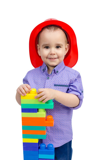 三岁男孩戴着红色头盔，手里拿着玩具，孤立无援图片下载