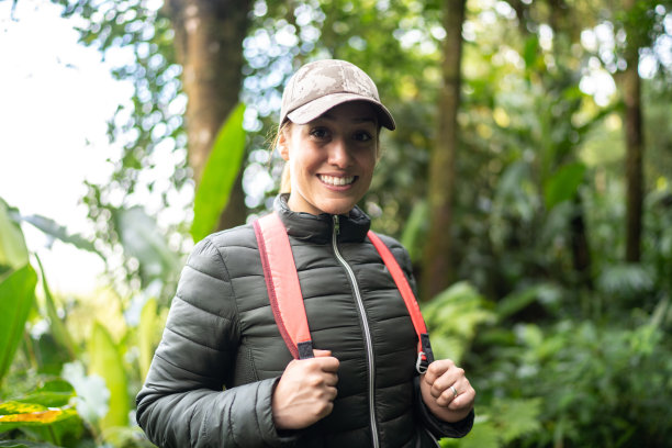 一个女人徒步旅行的肖像图片下载