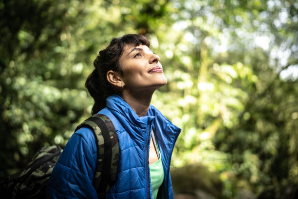 在森林里徒步旅行的年轻女子图片下载