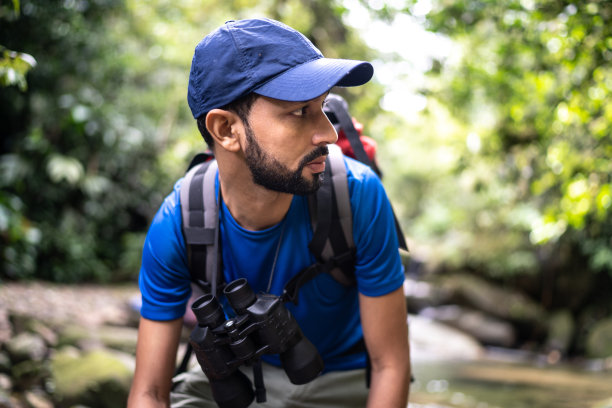 在森林里徒步旅行的人四处张望图片下载