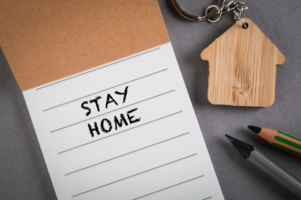 呆在家里。灰色的办公桌上放着笔记本图片下载