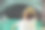 坐在意大利威尼斯里阿尔托桥附近的一名妇女坐着平底船观看大运河图片下载