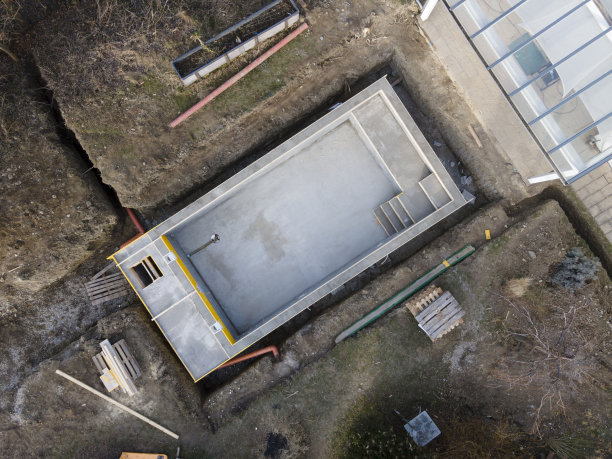 花园里游泳池建筑工地的无人机照片图片下载