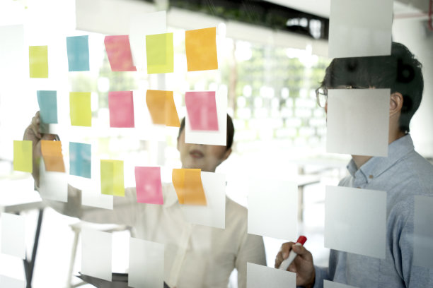 玻璃上为一群员工粘了很多便利贴图片下载