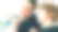 父亲在家工作与狗在线。强调与儿子图片下载