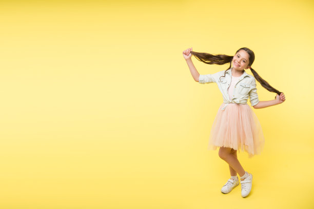 美容院。无忧无虑的儿童美容沙龙。美丽的女孩后时尚和发廊。美容院广告有文案空间图片下载