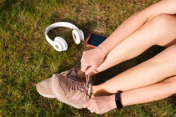 俯视图的设备和配件的必要的一个女人进行户外运动，而系跑步运动衬衫。图片下载