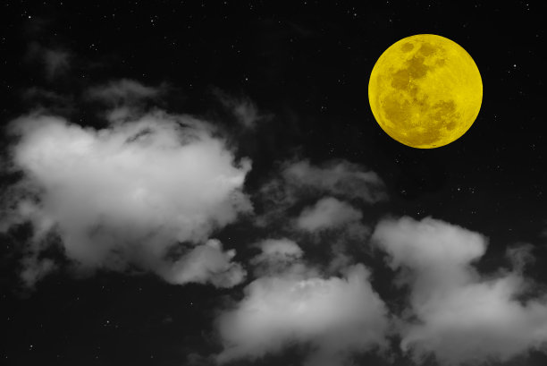 黄色的满月和天空上的白云。图片下载