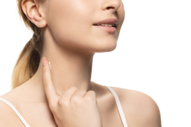 近距离的肖像年轻的女时装模特孤立在白色的工作室背景。漂亮的白人女人，皮肤保养得很好。图片下载