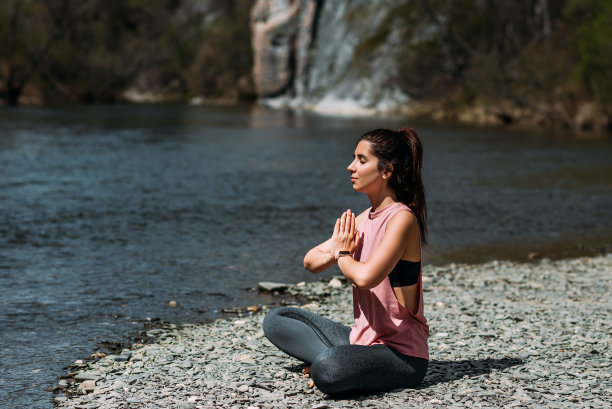 一个迷人的女人做瑜伽。健康的生活方式。体浓度。一个女人在湖边做瑜伽。一个女孩在黎明时做瑜伽。女人在大自然中冥想。山湖冥想。特写镜头图片下载