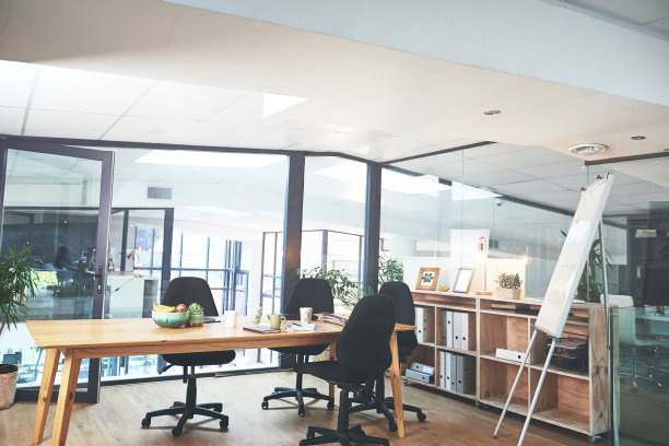 现代办公室里空荡荡的会议室图片下载