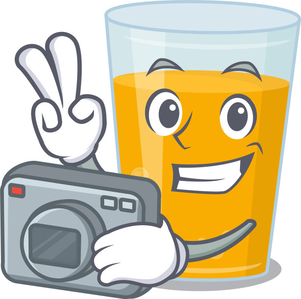 一位专业摄影师用玻璃杯倒橙汁图片下载