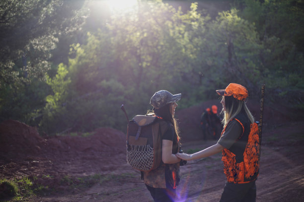 两个朋友打猎看野外。库存图片图片下载