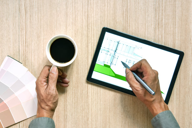 建筑师书桌的俯视图与手写和绘制设备上的绘图笔素描的想法在木桌上，现代技术的概念建筑工作与写字板图片下载