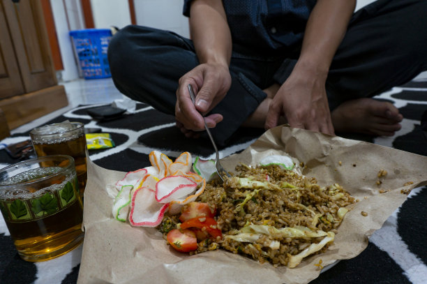 炒饭和热茶图片下载