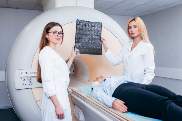 两名女模特医生检查病人，并在他们的手的照片后，CT扫描测试图片下载